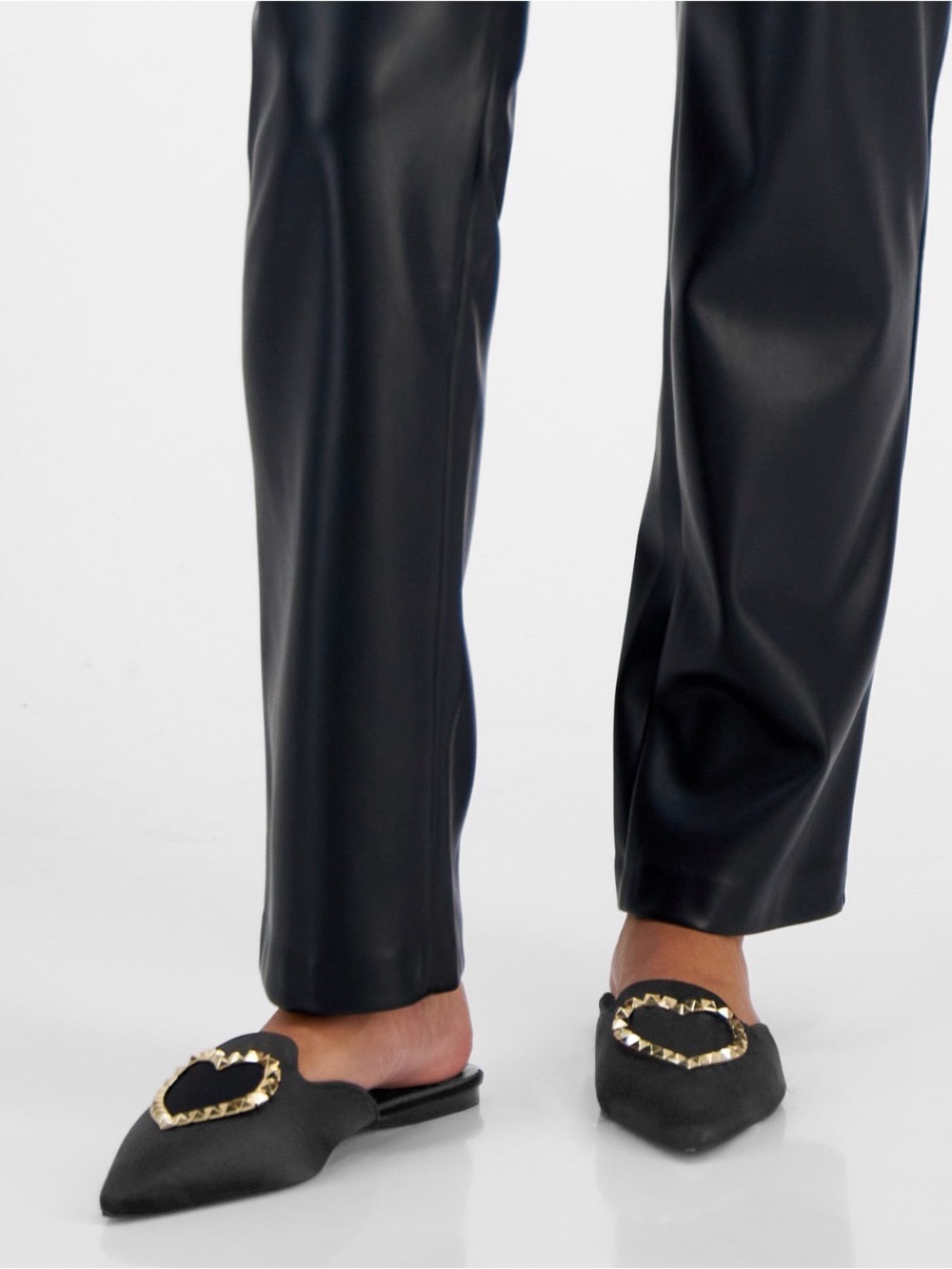 AAJ by Aminah Aviva Heart Mule Flats Black Gold Size 8 NWT in Box $160